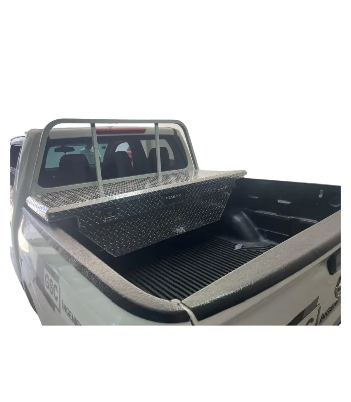 Caja de herramientas lateral de aluminio inoxidable instalada en la cama de una camioneta