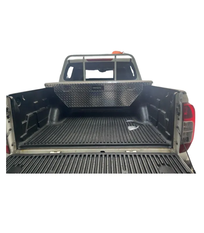 Caja de herramientas lateral de aluminio inoxidable instalada en la cama de una camioneta