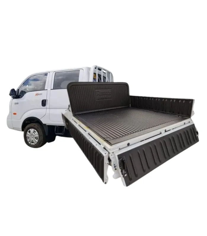 Protector de cama (bed liner) modular de alta resistencia instalado en un camión Kia K2700