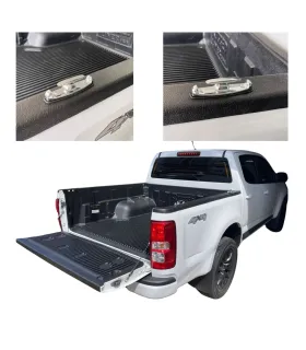 Gancho de amarre metálico de color cromado instalado en el riel de una cama de camioneta.