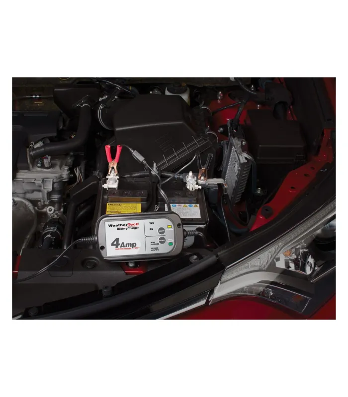 Cargador de Bateria WeatherTech 4 Amp 12V 6V Inteligente Mantenedor AGM Litio, muestra en el vehículo
