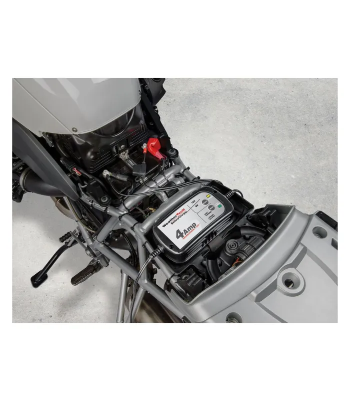 Cargador de Bateria WeatherTech 4 Amp 12V 6V Inteligente Mantenedor AGM Litio, muestra en una Moto