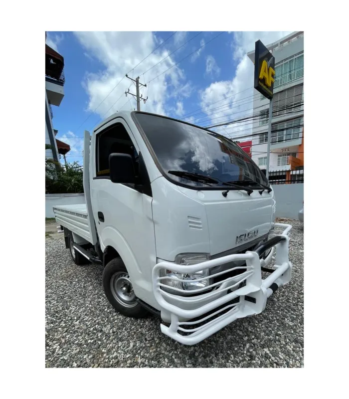 Vista angular de la defensa delantera de acero personalizada para un camión Isuzu Traviz.