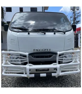 Vista frontal de un camión Isuzu Traviz blanco con una defensa delantera (mata-burro) a la medida instalada.
