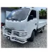 Camión de trabajo Isuzu Traviz equipado con un kit de protección de defensa delantera blanca.
