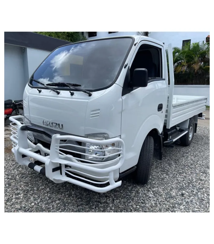 Camión de trabajo Isuzu Traviz equipado con un kit de protección de defensa delantera blanca.