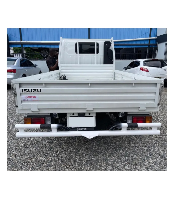 Defensa trasera de acero a la medida instalada en un camión Isuzu Traviz, vista desde atrás.