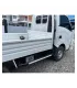 Estribo lateral de acero color negro instalado en un camión Isuzu Traviz para facilitar el acceso a la cabina.