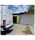 Parte trasera de una van JAC Sunray con su defensa protectora instalada.