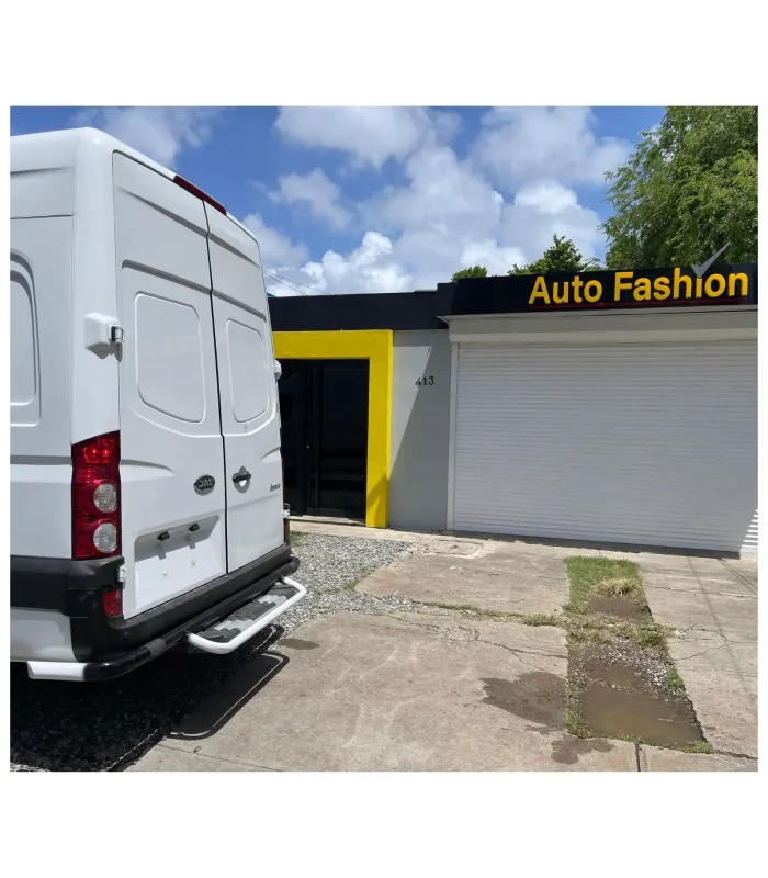 Parte trasera de una van JAC Sunray con su defensa protectora instalada.