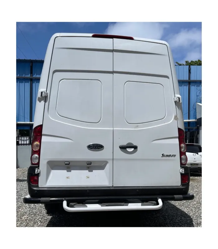 Defensa trasera con escalón de acero a la medida instalada en una van JAC Sunray.