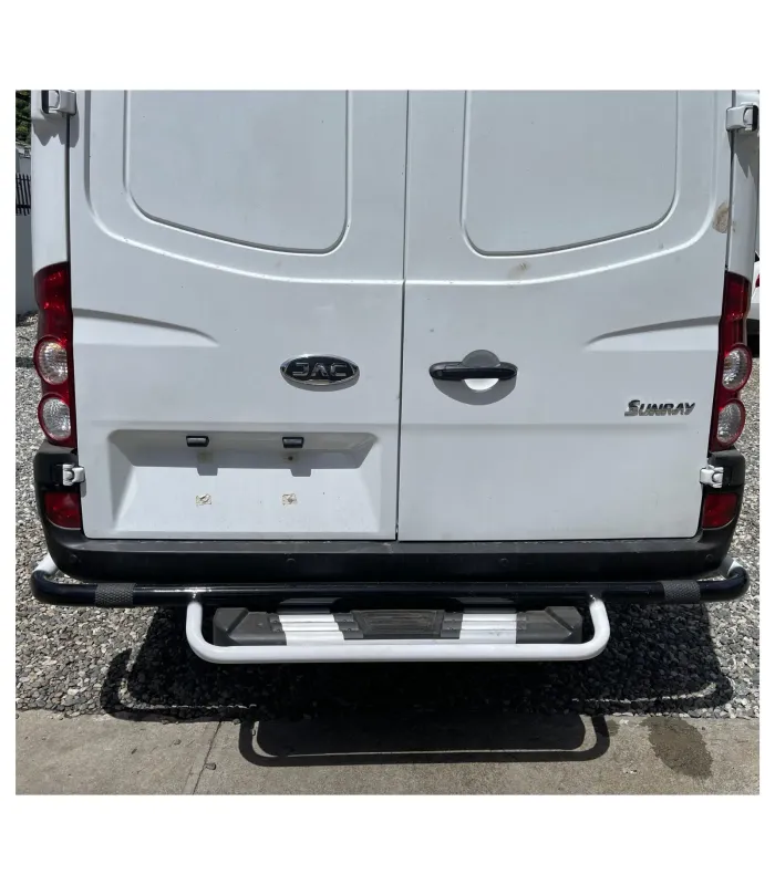 Defensa trasera con escalón de acero a la medida instalada en una van JAC Sunray.