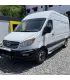 Vista angular de una van JAC Sunray blanca equipada con una defensa delantera de protección.