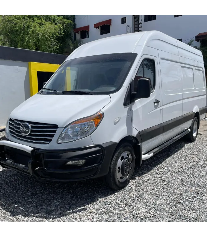 Vista angular de una van JAC Sunray blanca equipada con una defensa delantera de protección.