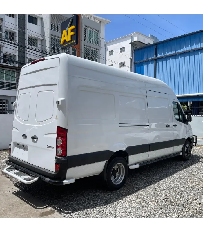 Kit de protección completo con defensas y estribos en una van JAC Sunray.