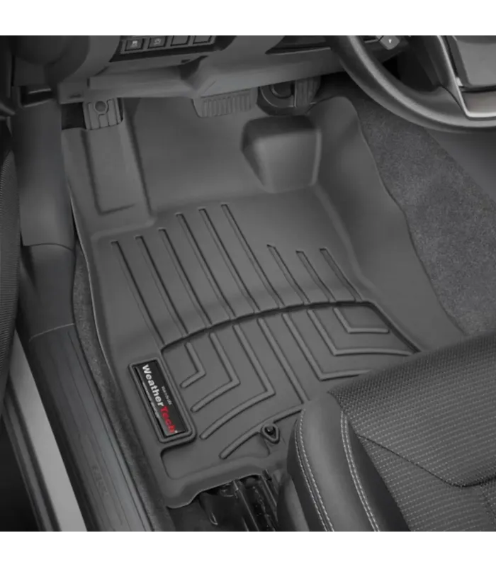 Alfombra del conductor WeatherTech instalada en un Subaru Forester, mostrando el ajuste láser y la cobertura lateral