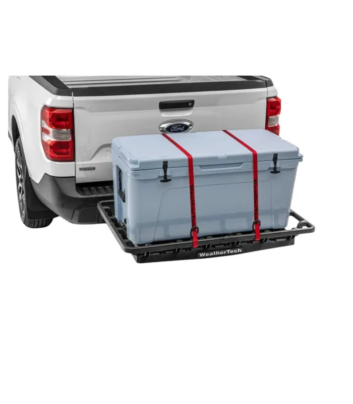 Canasto de remolque WeatherTech en un vehículo Ford, transportando un cooler grande asegurado con correas