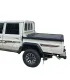 Vista de tres cuartos trasera de la Land Cruiser con la tapa de cama cerrada, mostrando la integración de la adaptación