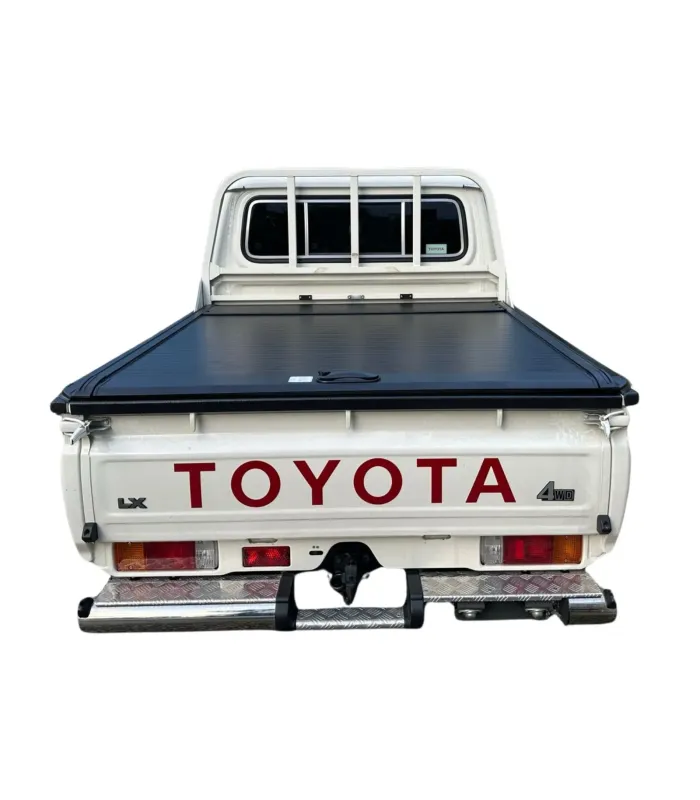 Vista de tres cuartos trasera de la Land Cruiser con la tapa de cama cerrada, mostrando la integración de la adaptación