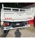 Vista trasera de la adaptación de cachucha y hierros de compuerta en un Camión Volteo Isuzu, pintado de blanco.