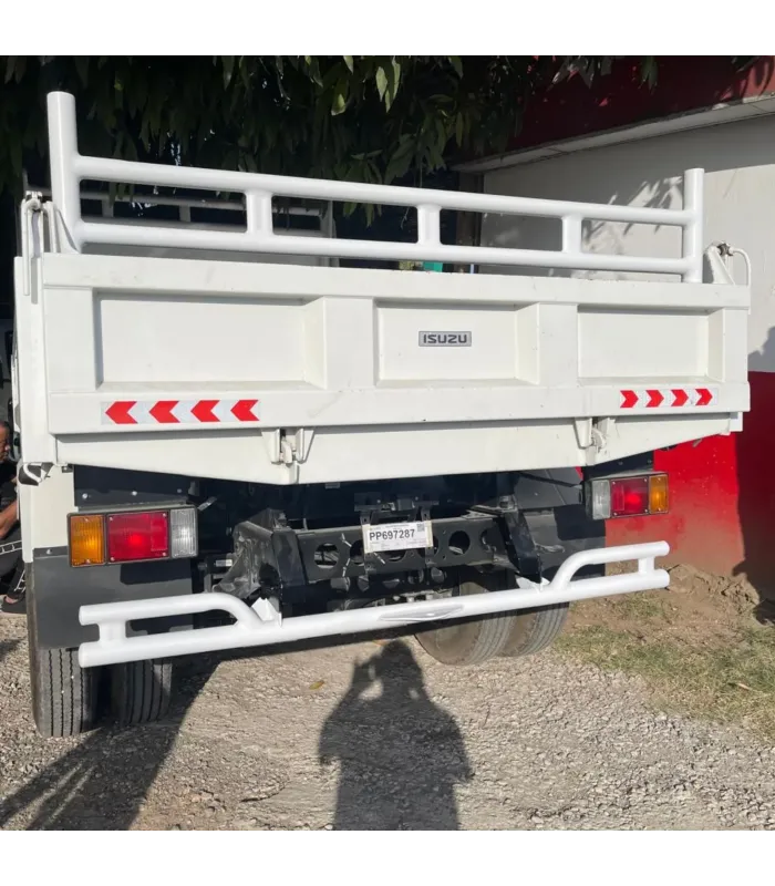Vista trasera de la adaptación de cachucha y hierros de compuerta en un Camión Volteo Isuzu, pintado de blanco.