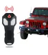 Control remoto inalámbrico de última generación del winche X-Bull, en uso junto a un Jeep Wrangler.