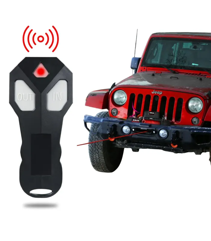 Control remoto inalámbrico de última generación del winche X-Bull, en uso junto a un Jeep Wrangler.