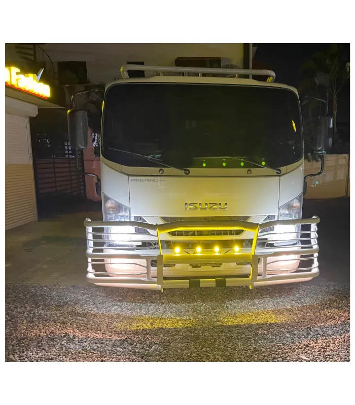 Proyectores Mini LED Onelux mostrando el haz de luz auxiliar en tono ámbar, Instalado en Volteo Isuzu.