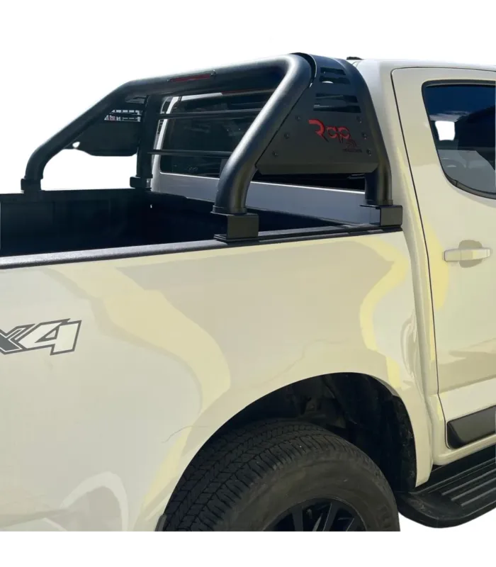 Barra antivuelco negra marca RAP para camionetas, muestra instalado en Chevrolet Colorado 2024.