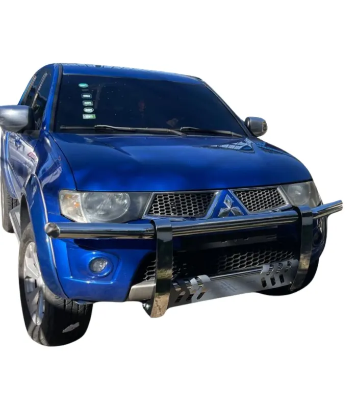 Defensa delantera tubular para Mitsubishi L200, vista de perfil.