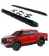 Juego de estribos laterales planos tipo plataforma para Toyota Hilux Revo y Rocco modelos 2016 a 2026, muestra Hilux Roja.