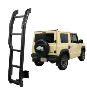 Escalera trasera marca Limited instalada en Suzuki Jimny gris 2019 en adelante diseño off-road negro texturizado sin perforar