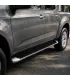 Primer plano de la superficie antideslizante y soportes de montaje de las pisaderas laterales para camioneta D-MAX y Colorado