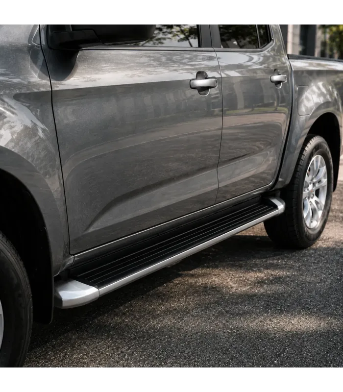 Primer plano de la superficie antideslizante y soportes de montaje de las pisaderas laterales para camioneta D-MAX y Colorado