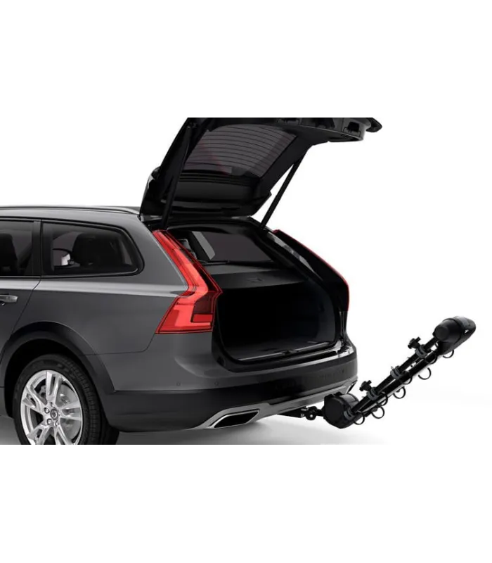 Usuario inclinando el Thule Apex XT 4 para acceder al baúl del vehículo