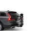 Portabicicletas Thule Apex XT 4 instalado en una jeepeta, mostrando su diseño plegado